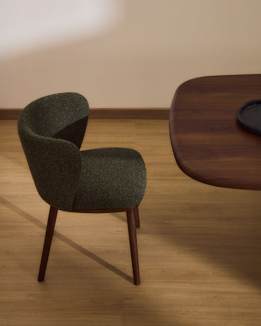 Chaise Ciselia en chenille épaisse vert foncé et pieds en bois de frêne avec finition ton noyer FSC Mix Credit