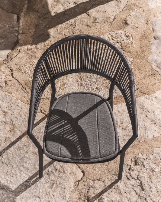 Chaise empilable d’extérieur Alimia en aluminium graphite et corde synthétique grise