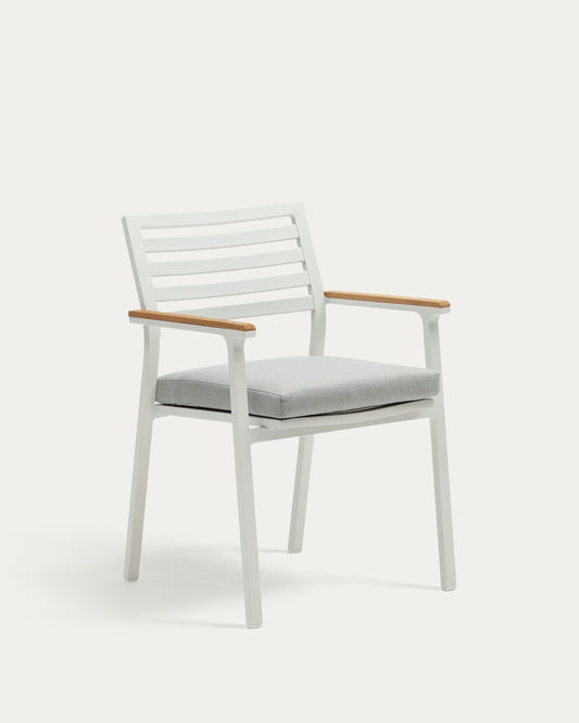 Chaise empilable d’extérieur Bona en aluminium finition blanche avec accoudoirs en bois massif de teck