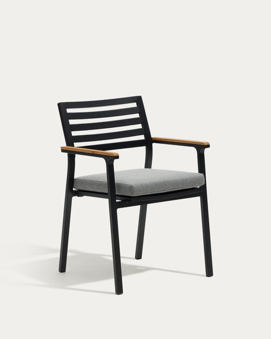 Chaise empilable d’extérieur Bona en aluminium finition noire avec accoudoirs en bois de teck