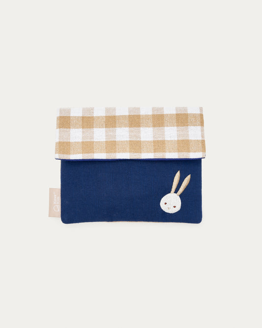 Pochette Yanil bleue à carreaux vichy avec petit lapin brodé