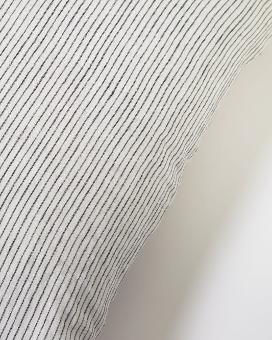 Housse de coussin Marena 100 % lin à rayures blanches et noires 45 x 45 cm