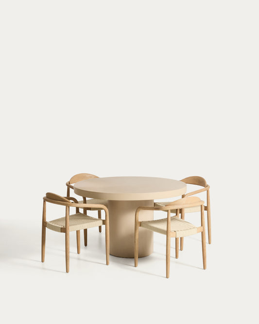 Ensemble table Aiguablava en ciment beige Ø 120 cm et 4 chaises Nina en bois d’acacia FSC 100 % et corde écrue