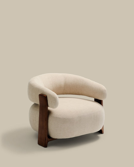Fauteuil Granite en tissu chenille beige et pieds en bois de frêne finition noyer FSC 100 %