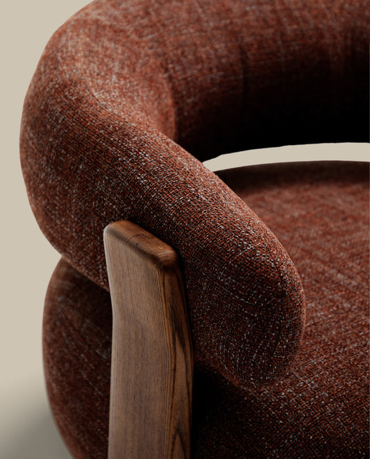 Fauteuil Granite version ignifugée en chenille marron et bois de frêne avec finition ton noyer FSC 100 %