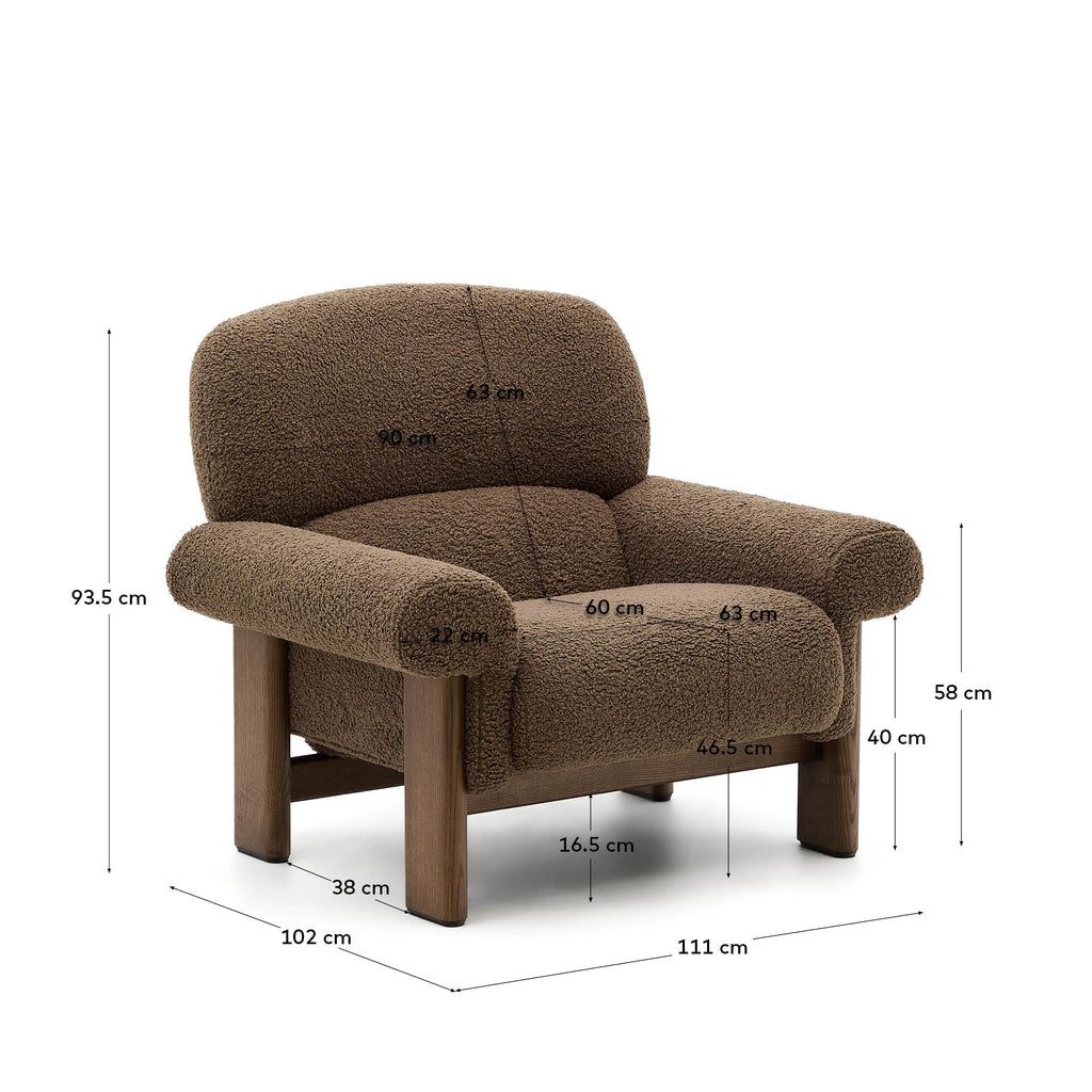 Fauteuil Nema en tissu bouclette taupe et pieds en bois de frêne finition noyer FSC 100%