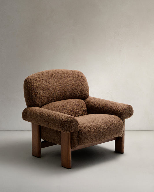 Fauteuil Nema en tissu bouclette taupe et pieds en bois de frêne finition noyer FSC 100%