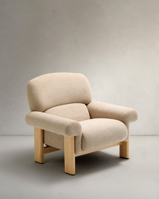 Fauteuil Nema en tissu chenille beige et pieds en bois de frêne finition naturelle FSC 100%
