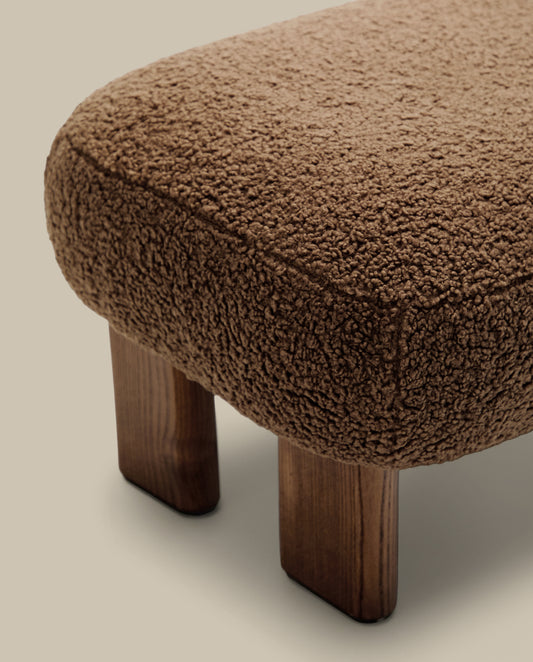 Repose-pieds Nema tissu bouclette taupe pieds en bois frêne finition noyer 65x55,4cm FSC 100%