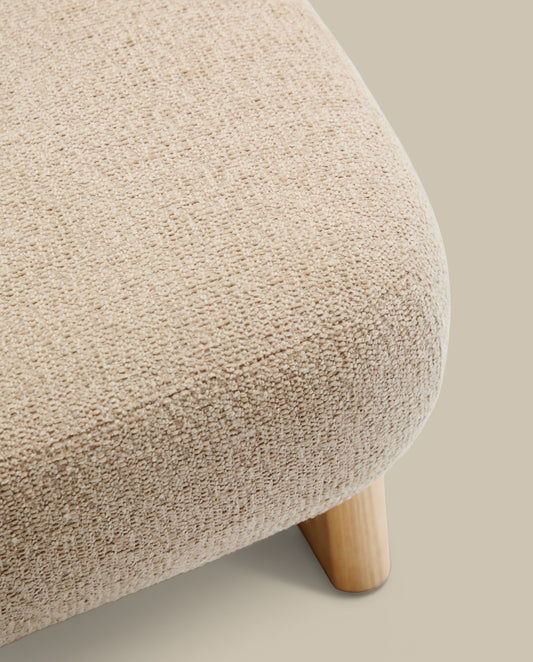 Repose-pieds Nema tissu chenille beige pieds bois frêne finition naturelle 65x55,4cm FSC 100%