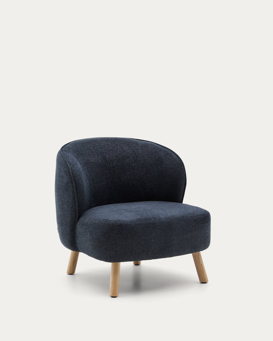 Fauteuil Ulit en tissu chenille bleu-gris et pieds en bois de hêtre finition naturelle.