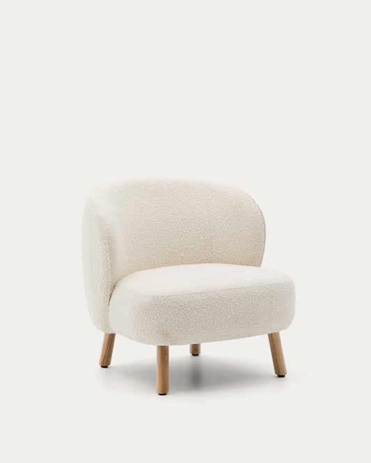 Fauteuil Ulit en tissu effet bouclette blanc et pieds en bois de hêtre finition naturelle