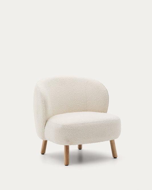 Fauteuil Ulit en tissu effet bouclette blanc et pieds en bois de hêtre finition naturelle