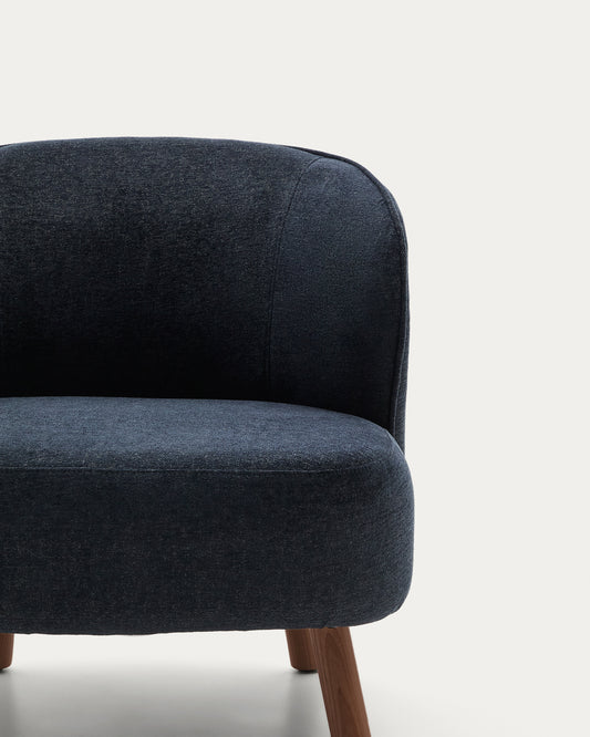 Fauteuil Ulit en chenille gris bleuté et pieds en bois de frêne finition ton noyer