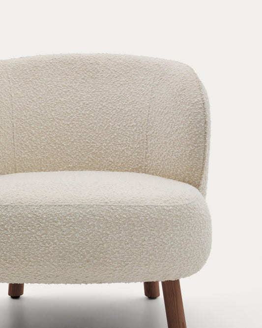 Fauteuil Ulit en bouclette blanche et pieds en bois de frêne finition ton noyer