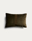 Housse de coussin Tavre en velours vert avec détail brodé 40 x 60 cm