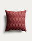 Housse de coussin Branel en micro-velours avec broderie grenat 45 x 45 cm