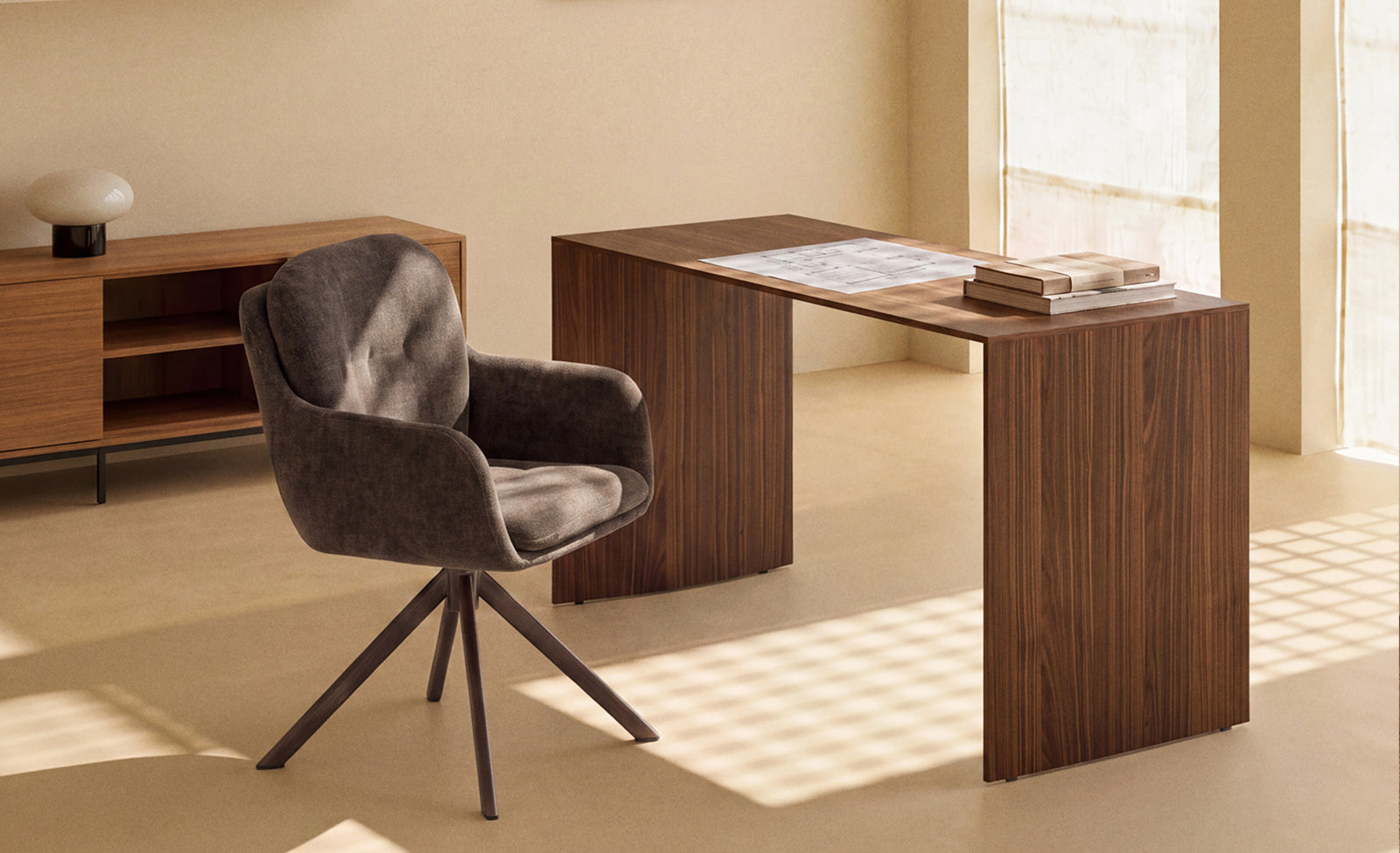 Chaise pivotante Lexa en tissu chenille marron et pieds en acier finition marron