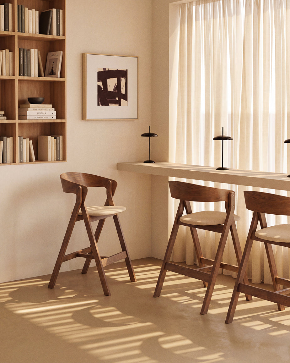 Tabouret Godia en placage de chêne avec finition ton noyer et chenille beige