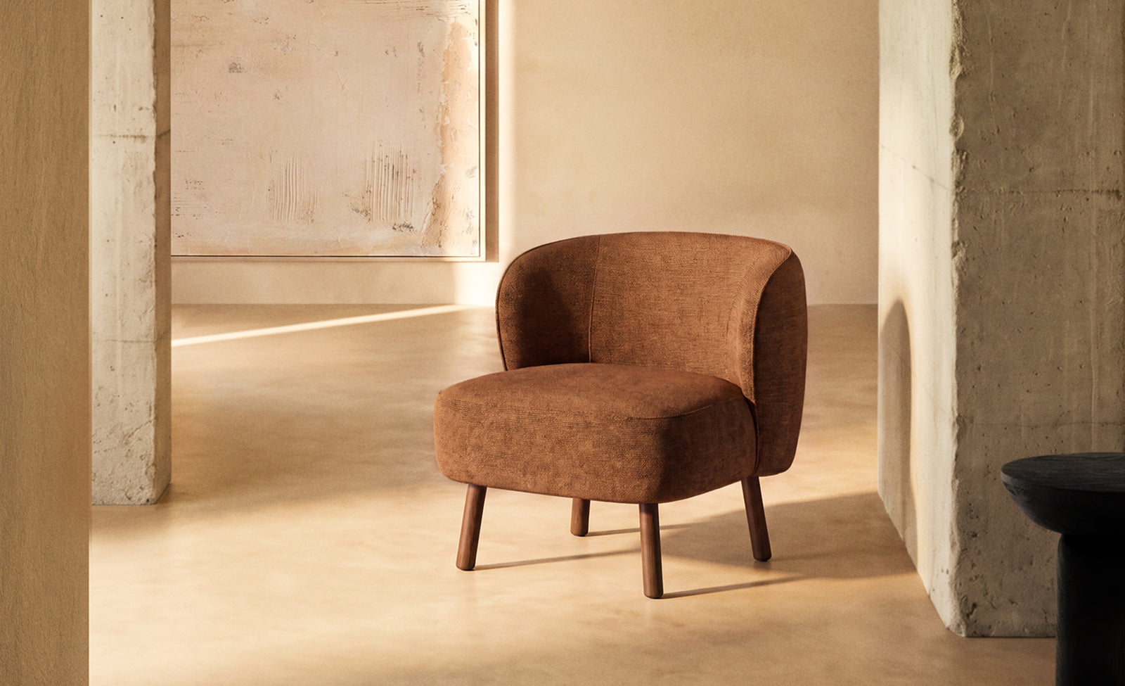 Fauteuil Ulit en chenille terracotta et pieds en bois de frêne finition ton noyer