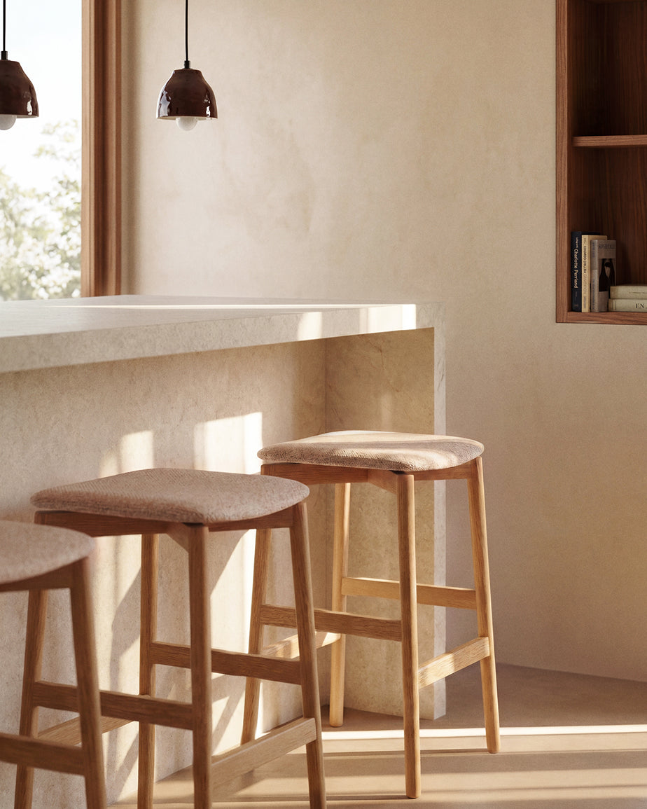 Tabouret Evera en placage de chêne avec finition ton naturel et chenille beige 65 cm