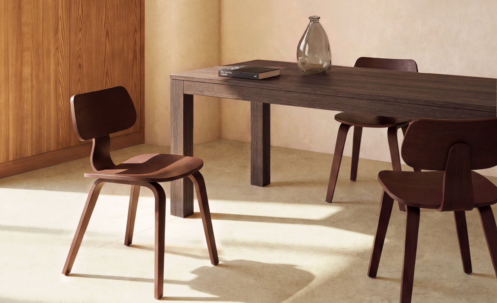 Chaise Gena en placage chêne avec finition bordeaux