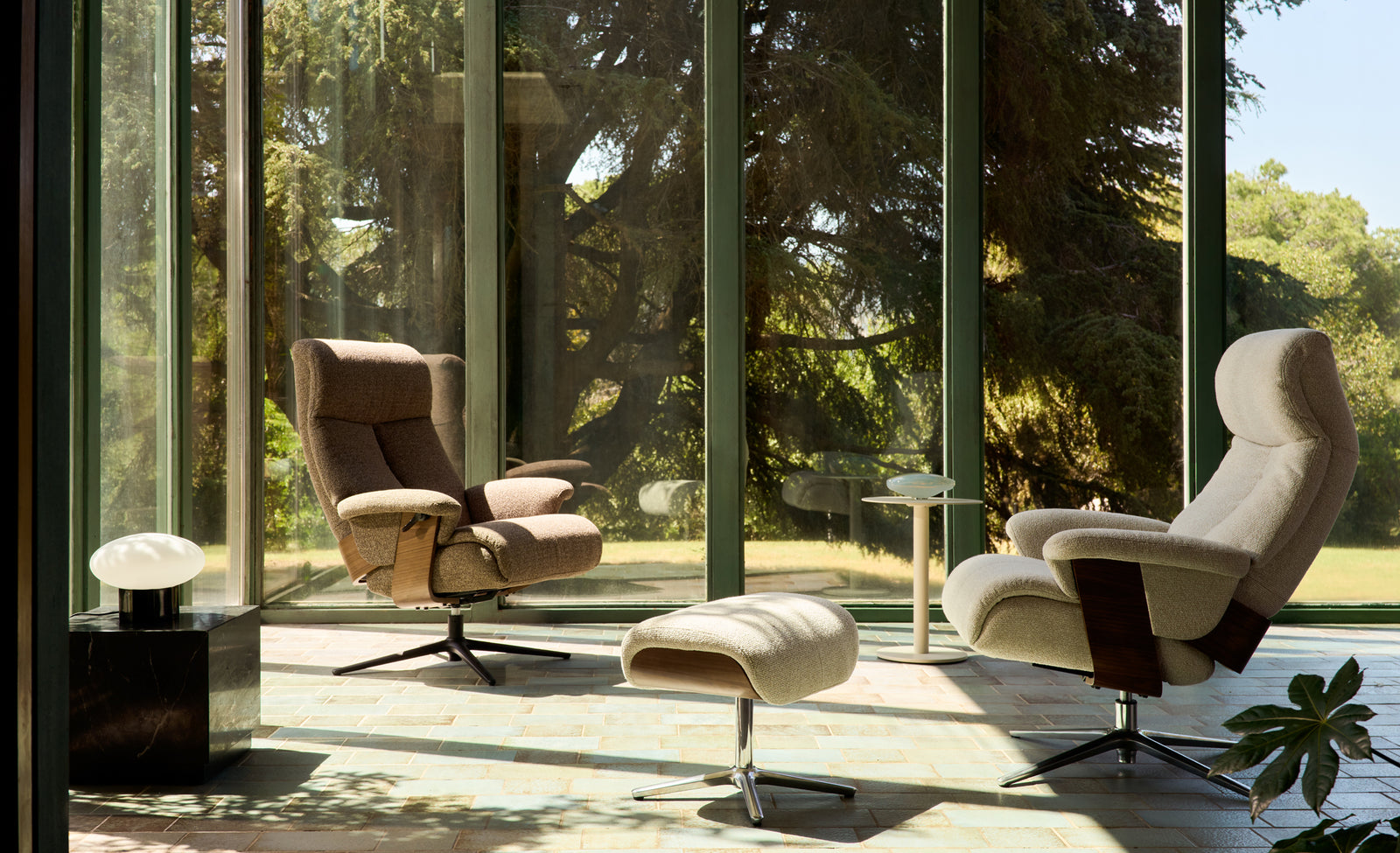 Fauteuil pivotant inclinable avec repose-pieds Toriel en micro-bouclette marron chocolat et pieds en aluminium FSC Mix Credit